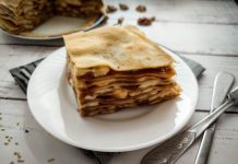 Блинный торт со сгущенкой и бананами