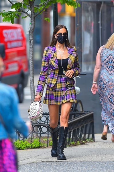 Ирина Шейк повторила культовый образ Алисии Сильверстоун из фильма "Бестолковые"