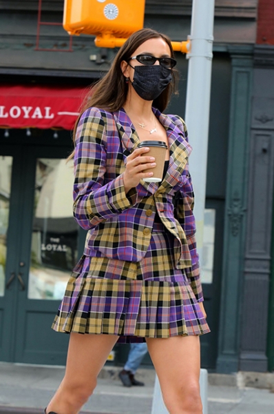 Ирина Шейк повторила культовый образ Алисии Сильверстоун из фильма "Бестолковые"