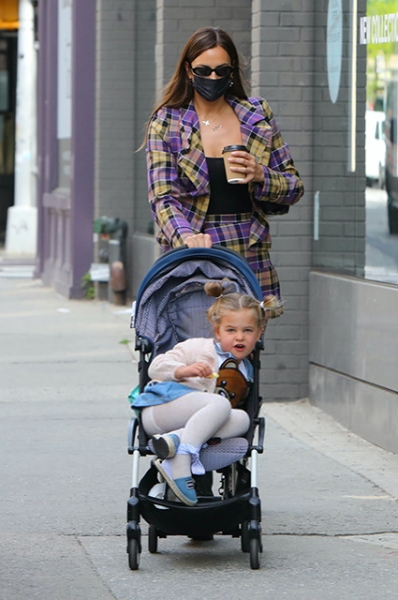 Ирина Шейк повторила культовый образ Алисии Сильверстоун из фильма "Бестолковые"