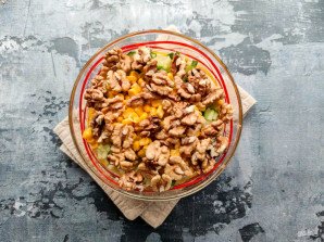 Крабовый салат с грецкими орехами