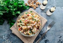 Крабовый салат с грецкими орехами