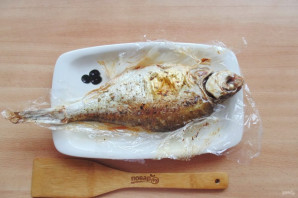 Лещ в духовке в рукаве