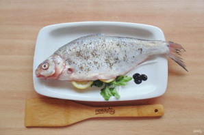 Лещ в духовке в рукаве