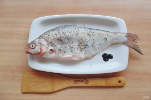 Лещ в духовке в рукаве