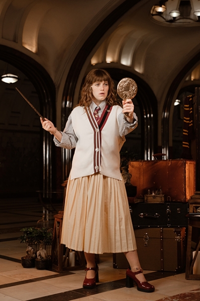 Модный дайджест: от Варвары Шмыковой в образе Гермионы до показа предполагаемой дочери Путина