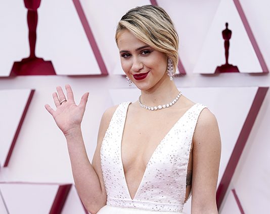 Оскар-2021: Мария Бакалова на красной дорожке