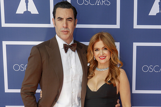 "Оскар-2021": Саша Барон Коэн и Айла Фишер на красной дорожке