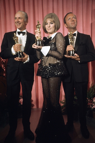 От домашних платьев до кутюра: 25 запоминающихся нарядов со своей историей на церемонии "Оскар"