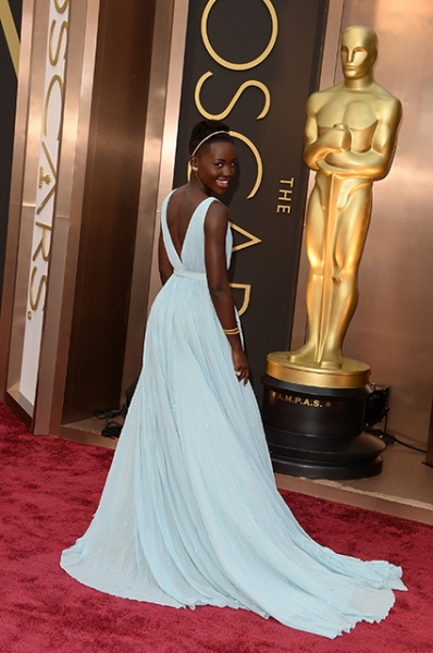 От домашних платьев до кутюра: 25 запоминающихся нарядов со своей историей на церемонии "Оскар"