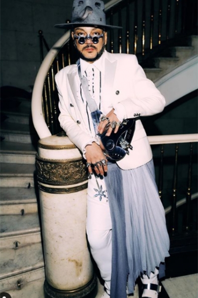 От перьев до розовых кофточек: разбираем главные образы Филиппа Киркорова &mdash; поп-короля и негласной квир-иконы