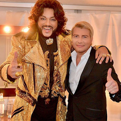 От перьев до розовых кофточек: разбираем главные образы Филиппа Киркорова &mdash; поп-короля и негласной квир-иконы