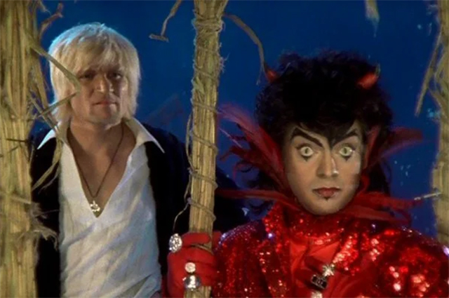 От перьев до розовых кофточек: разбираем главные образы Филиппа Киркорова &mdash; поп-короля и негласной квир-иконы