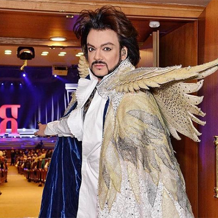 От перьев до розовых кофточек: разбираем главные образы Филиппа Киркорова &mdash; поп-короля и негласной квир-иконы