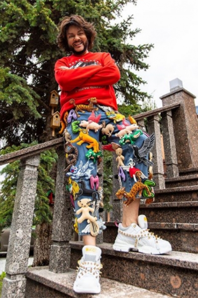 От перьев до розовых кофточек: разбираем главные образы Филиппа Киркорова &mdash; поп-короля и негласной квир-иконы