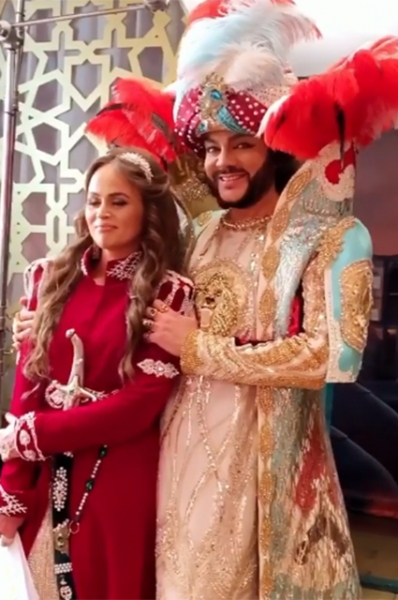 От перьев до розовых кофточек: разбираем главные образы Филиппа Киркорова &mdash; поп-короля и негласной квир-иконы