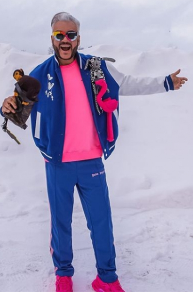 От перьев до розовых кофточек: разбираем главные образы Филиппа Киркорова &mdash; поп-короля и негласной квир-иконы