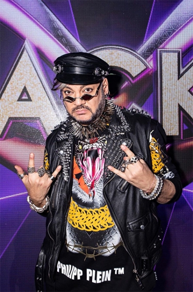 От перьев до розовых кофточек: разбираем главные образы Филиппа Киркорова &mdash; поп-короля и негласной квир-иконы