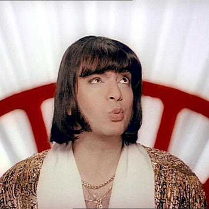 От перьев до розовых кофточек: разбираем главные образы Филиппа Киркорова &mdash; поп-короля и негласной квир-иконы