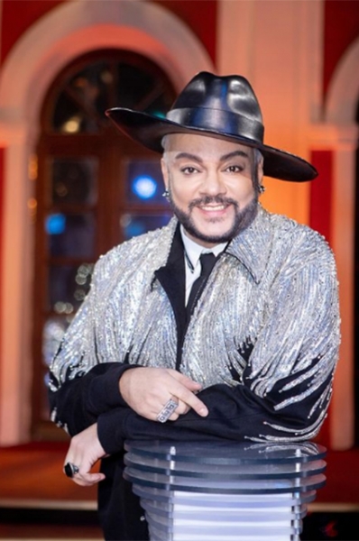 От перьев до розовых кофточек: разбираем главные образы Филиппа Киркорова &mdash; поп-короля и негласной квир-иконы