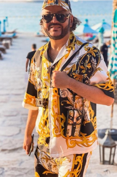 От перьев до розовых кофточек: разбираем главные образы Филиппа Киркорова &mdash; поп-короля и негласной квир-иконы