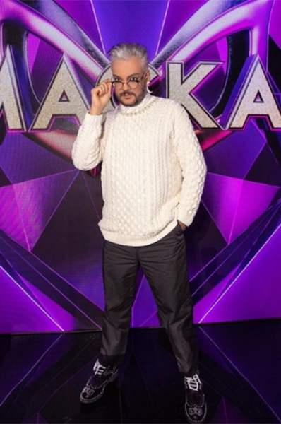 От перьев до розовых кофточек: разбираем главные образы Филиппа Киркорова &mdash; поп-короля и негласной квир-иконы