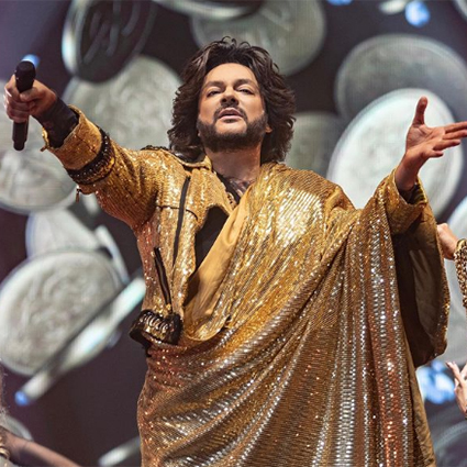 От перьев до розовых кофточек: разбираем главные образы Филиппа Киркорова &mdash; поп-короля и негласной квир-иконы