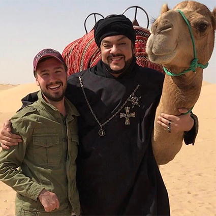 От перьев до розовых кофточек: разбираем главные образы Филиппа Киркорова &mdash; поп-короля и негласной квир-иконы