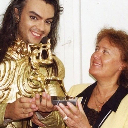 От перьев до розовых кофточек: разбираем главные образы Филиппа Киркорова &mdash; поп-короля и негласной квир-иконы