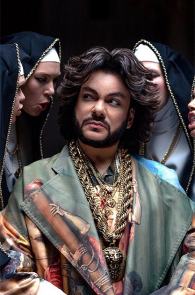 От перьев до розовых кофточек: разбираем главные образы Филиппа Киркорова &mdash; поп-короля и негласной квир-иконы