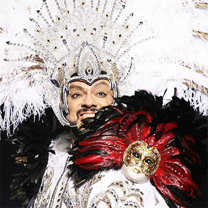 От перьев до розовых кофточек: разбираем главные образы Филиппа Киркорова &mdash; поп-короля и негласной квир-иконы