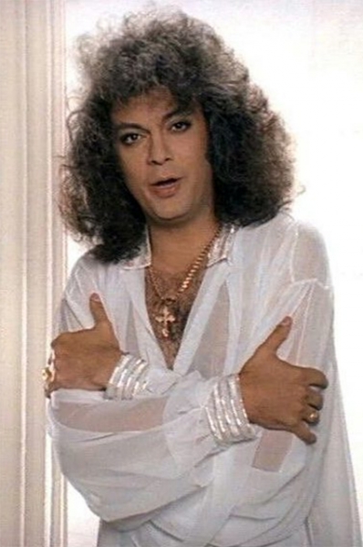 От перьев до розовых кофточек: разбираем главные образы Филиппа Киркорова &mdash; поп-короля и негласной квир-иконы