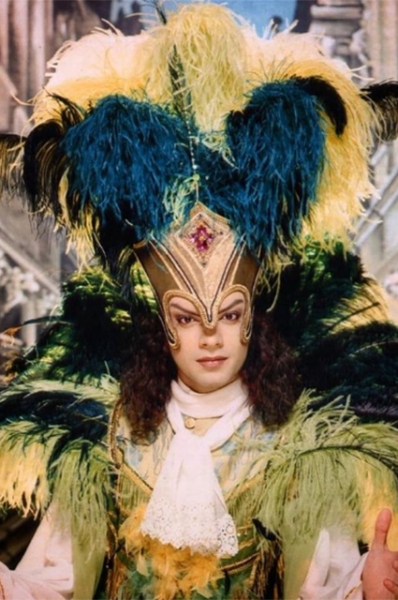 От перьев до розовых кофточек: разбираем главные образы Филиппа Киркорова &mdash; поп-короля и негласной квир-иконы