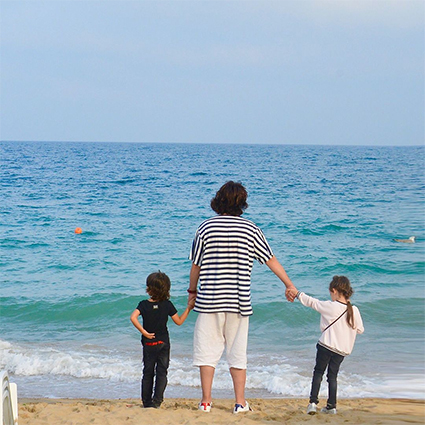 От перьев до розовых кофточек: разбираем главные образы Филиппа Киркорова &mdash; поп-короля и негласной квир-иконы