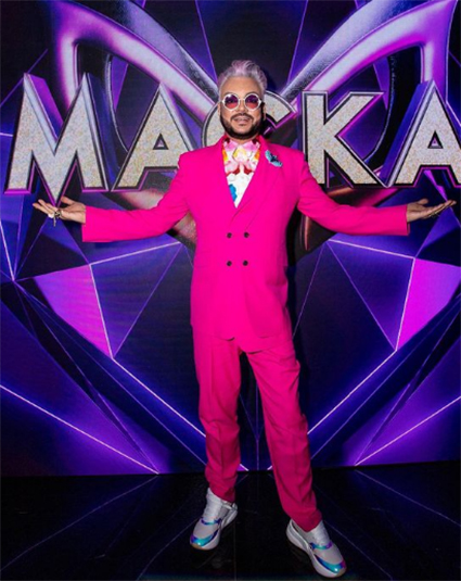 От перьев до розовых кофточек: разбираем главные образы Филиппа Киркорова &mdash; поп-короля и негласной квир-иконы