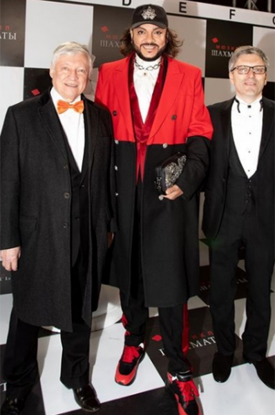 От перьев до розовых кофточек: разбираем главные образы Филиппа Киркорова &mdash; поп-короля и негласной квир-иконы