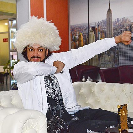 От перьев до розовых кофточек: разбираем главные образы Филиппа Киркорова &mdash; поп-короля и негласной квир-иконы