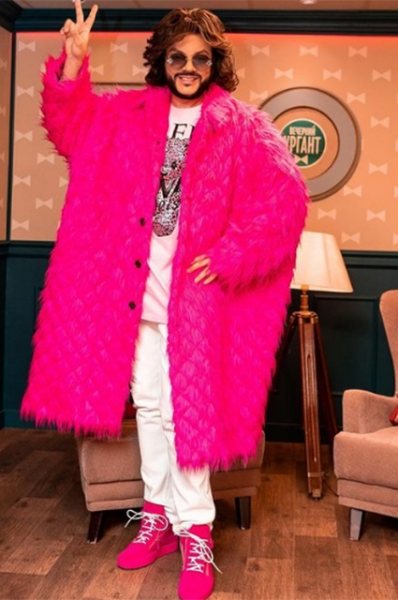 От перьев до розовых кофточек: разбираем главные образы Филиппа Киркорова &mdash; поп-короля и негласной квир-иконы