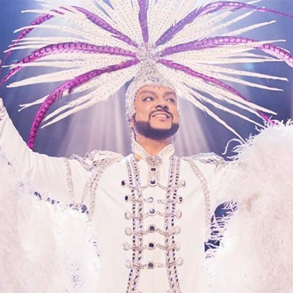 От перьев до розовых кофточек: разбираем главные образы Филиппа Киркорова &mdash; поп-короля и негласной квир-иконы