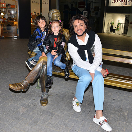 От перьев до розовых кофточек: разбираем главные образы Филиппа Киркорова &mdash; поп-короля и негласной квир-иконы