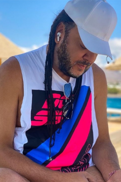 От перьев до розовых кофточек: разбираем главные образы Филиппа Киркорова &mdash; поп-короля и негласной квир-иконы