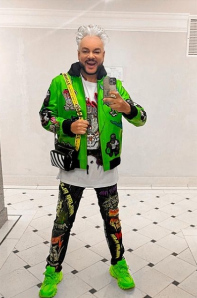 От перьев до розовых кофточек: разбираем главные образы Филиппа Киркорова &mdash; поп-короля и негласной квир-иконы