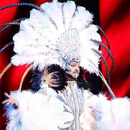 От перьев до розовых кофточек: разбираем главные образы Филиппа Киркорова &mdash; поп-короля и негласной квир-иконы