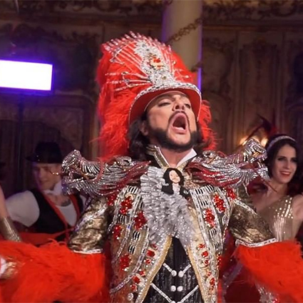 От перьев до розовых кофточек: разбираем главные образы Филиппа Киркорова &mdash; поп-короля и негласной квир-иконы