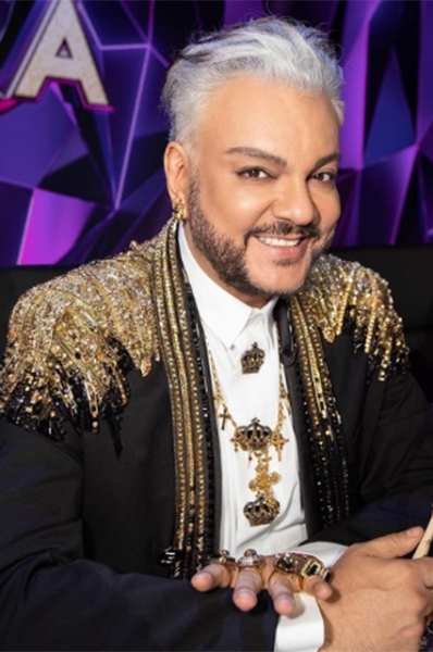 От перьев до розовых кофточек: разбираем главные образы Филиппа Киркорова &mdash; поп-короля и негласной квир-иконы