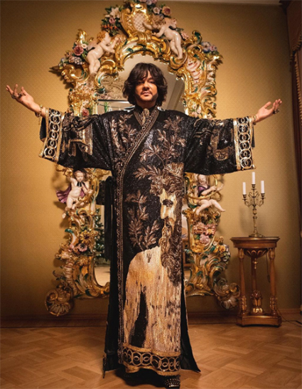 От перьев до розовых кофточек: разбираем главные образы Филиппа Киркорова &mdash; поп-короля и негласной квир-иконы