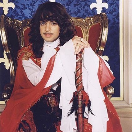 От перьев до розовых кофточек: разбираем главные образы Филиппа Киркорова &mdash; поп-короля и негласной квир-иконы