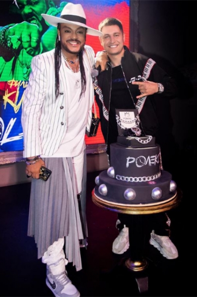 От перьев до розовых кофточек: разбираем главные образы Филиппа Киркорова &mdash; поп-короля и негласной квир-иконы