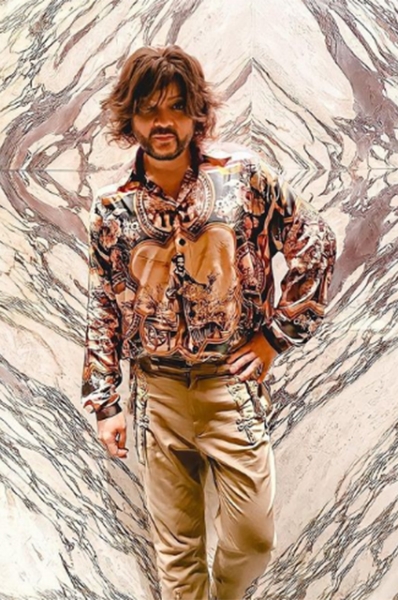 От перьев до розовых кофточек: разбираем главные образы Филиппа Киркорова &mdash; поп-короля и негласной квир-иконы