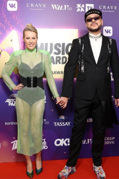 От перьев до розовых кофточек: разбираем главные образы Филиппа Киркорова &mdash; поп-короля и негласной квир-иконы